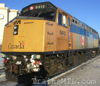 Locomotive VIA6412 with old colors / Locomotive VIA6412 avec les